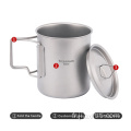 Gros camping en plein air buvant tasse de titane